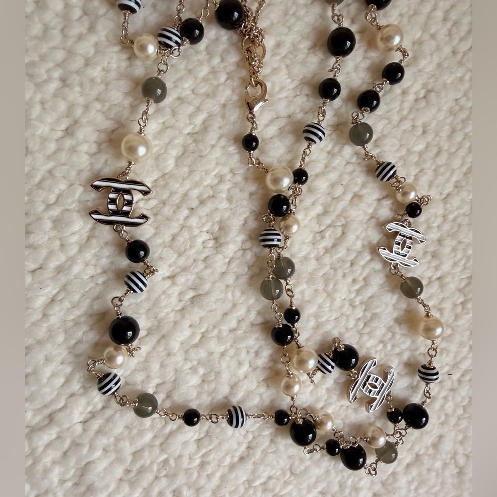 🤍Vintage Chanel Multicolor Beaded CC Necklace Pearls, Black & White Glass Beads🖤 - Picture 6 of 16